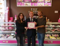 Moopis and Coffee hace entrega de una placa de reconocimiento a su Franquiciado de Ponferrada.