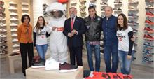 El astronauta Eduardo Lurueña apadrina la inauguración de la nueva sneaker store Foot on Mars en Talavera de la Reina